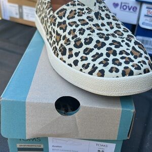 TOMS Women's Cream and Brown Leopard Flats
